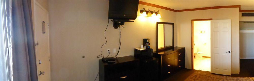 Travel Inn Ларами Екстериор снимка