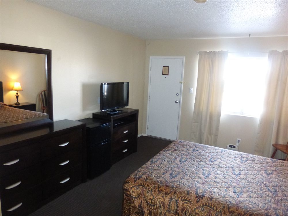 Travel Inn Ларами Екстериор снимка