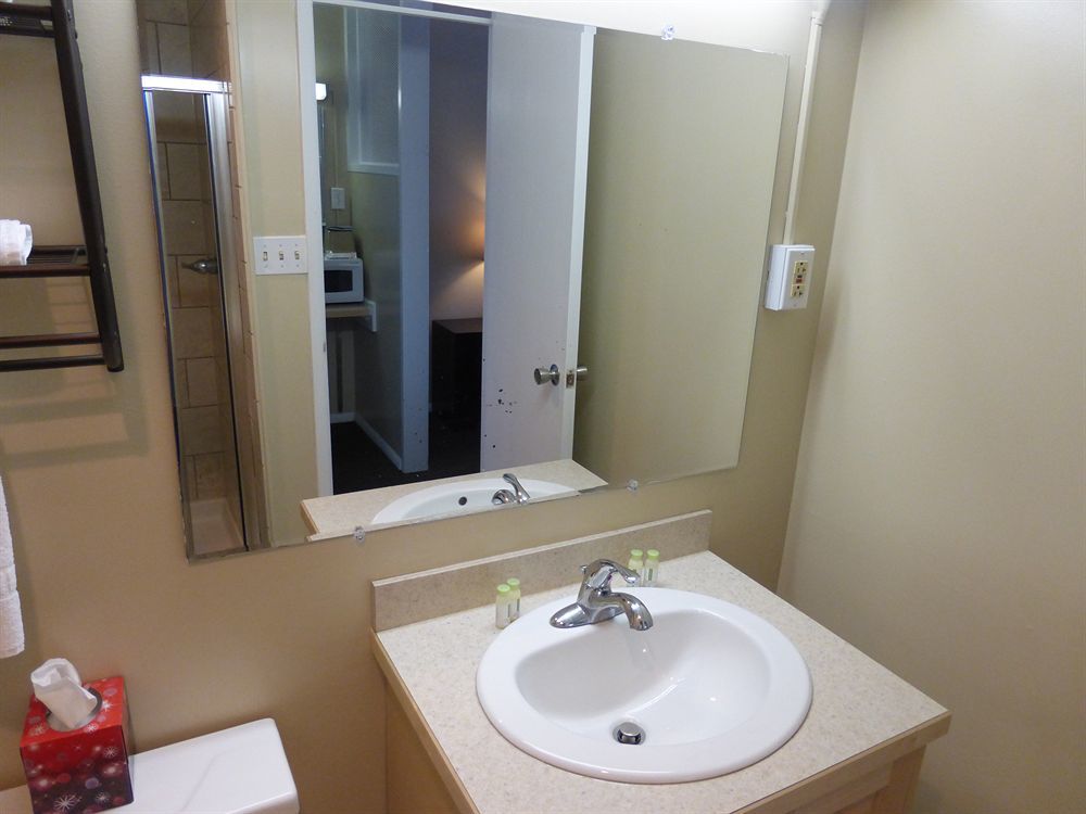 Travel Inn Ларами Екстериор снимка