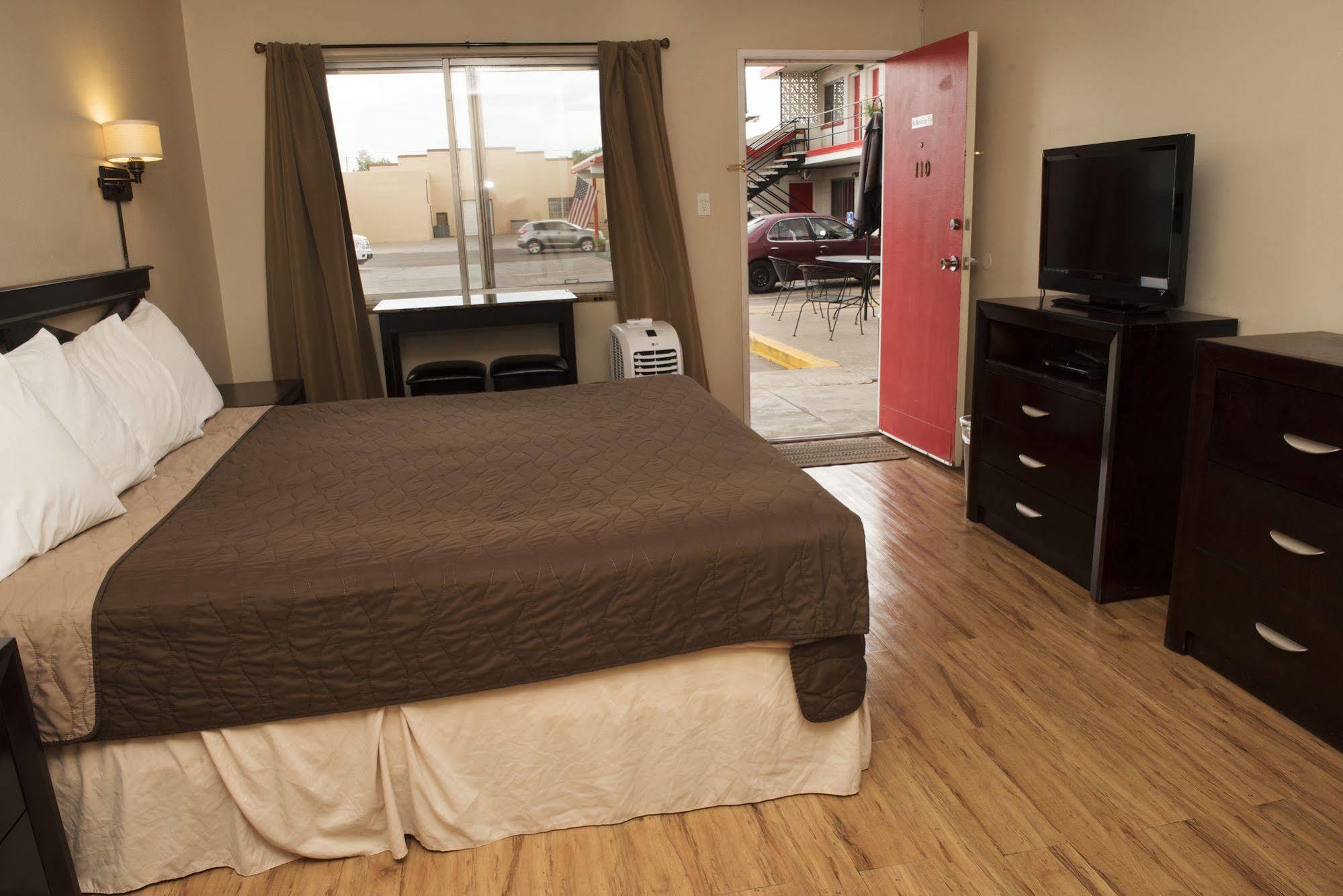 Travel Inn Ларами Екстериор снимка