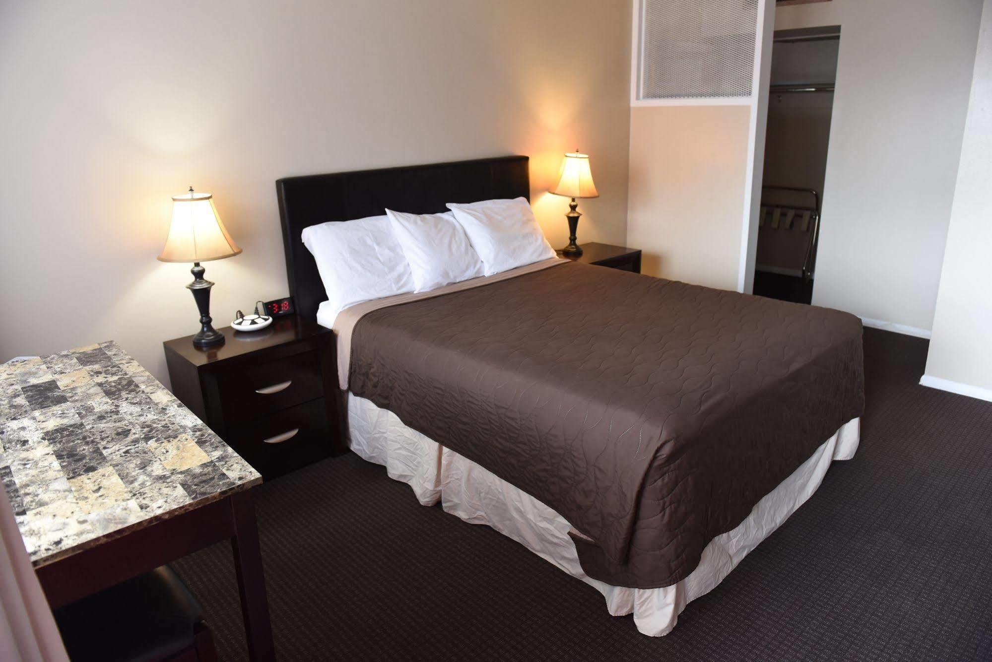 Travel Inn Ларами Екстериор снимка