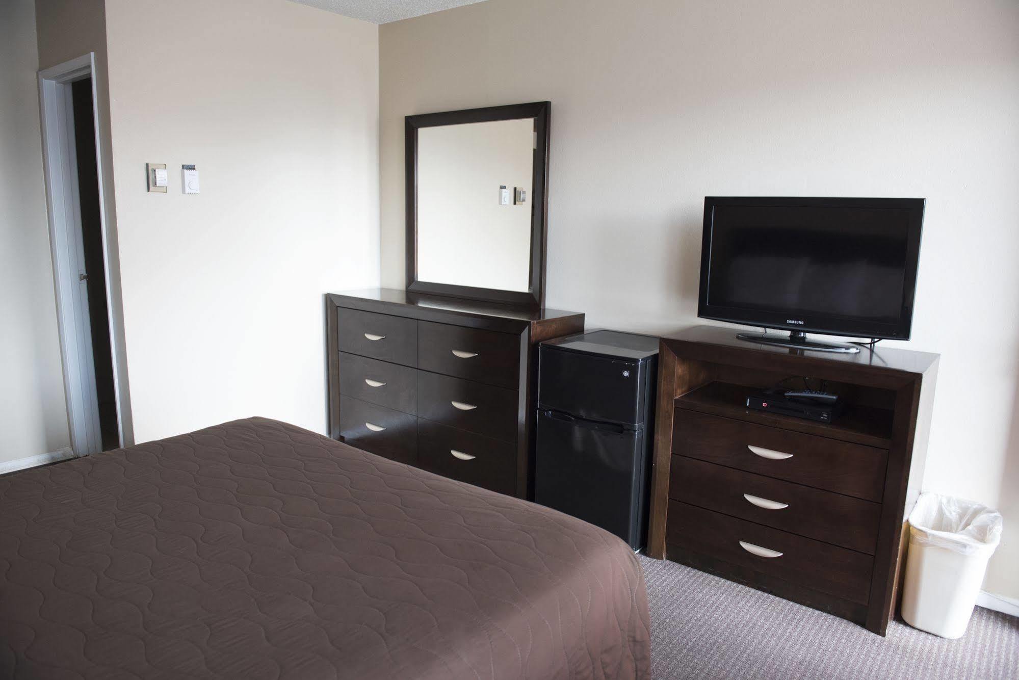 Travel Inn Ларами Екстериор снимка